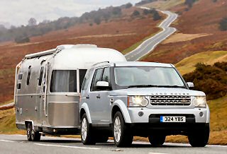 THE LAND ROVER DISCOVERY 4 SCOOPS BRITAINS BEST TOWCAR AWARD